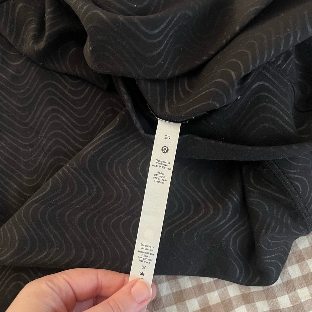 Lululemon Black with Wavy Design Leggings- Size 20 - Picture 3 of 3